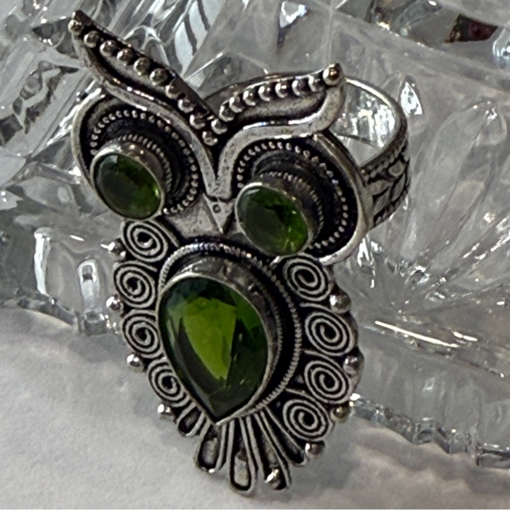 🆕 “Wise Glow: Artisan Peridot Owl Ring in Sterling Silver” Size 7 🆕 - Picture 3 of 16